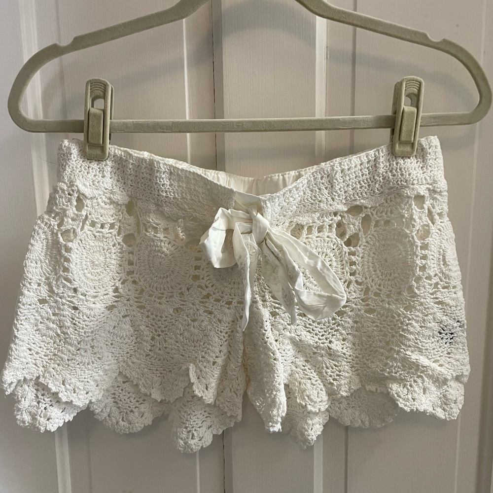 Gorgeous Letarte Calista crochet short white